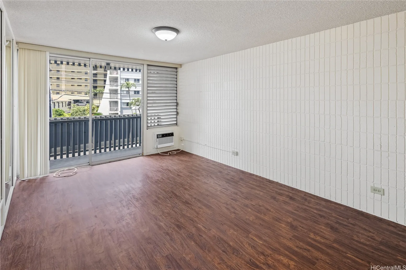 Honolulu, Hawaii 96822, United States, 2 Bedrooms Bedrooms, ,1 BathroomBathrooms,Residential,Active,165645