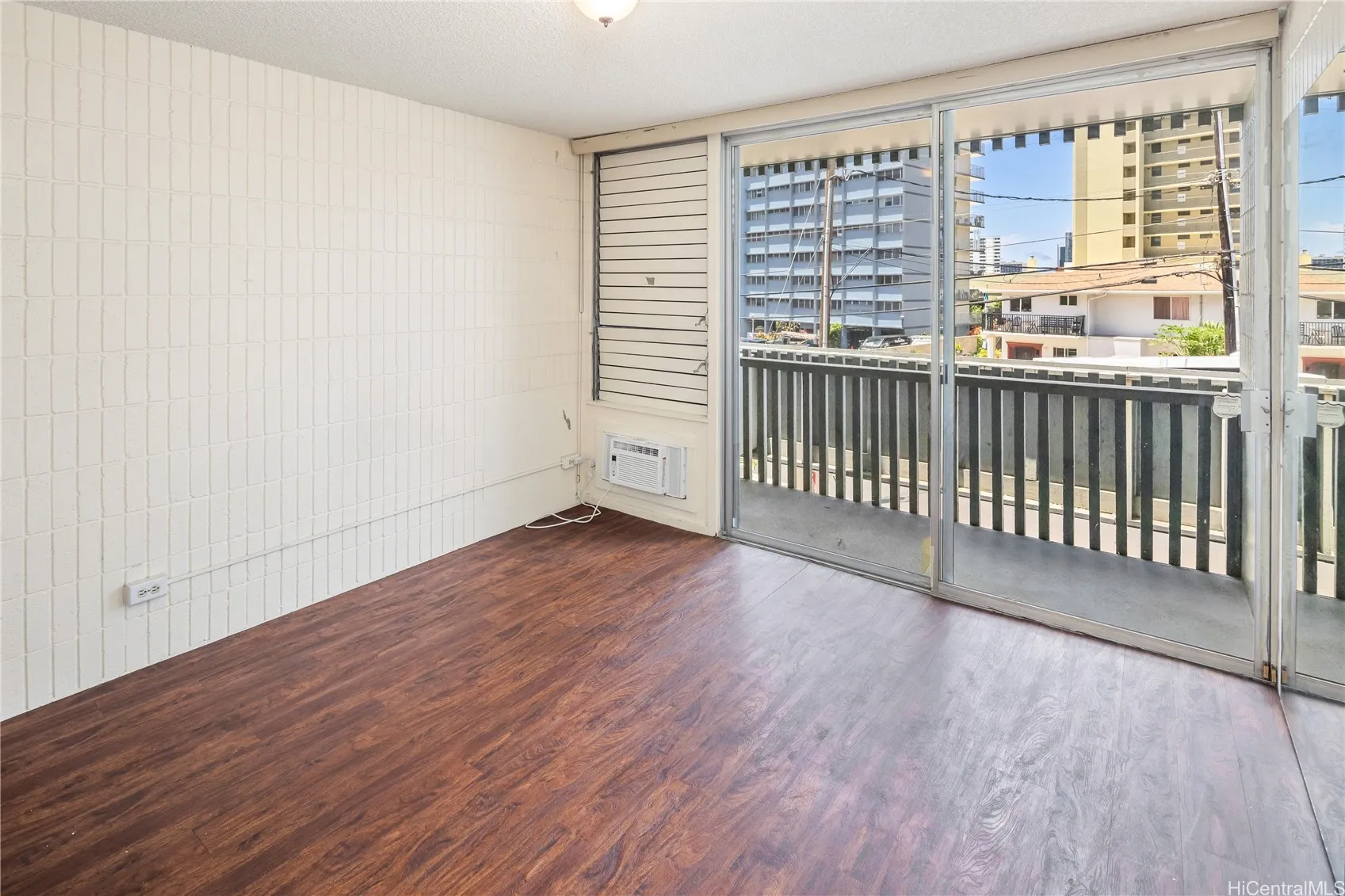 Honolulu, Hawaii 96822, United States, 2 Bedrooms Bedrooms, ,1 BathroomBathrooms,Residential,Active,165645