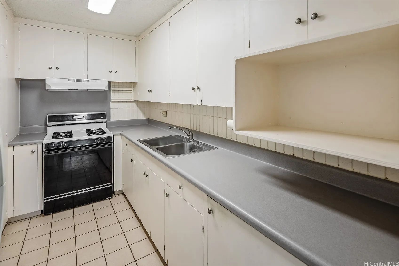 Honolulu, Hawaii 96822, United States, 2 Bedrooms Bedrooms, ,1 BathroomBathrooms,Residential,Active,165645