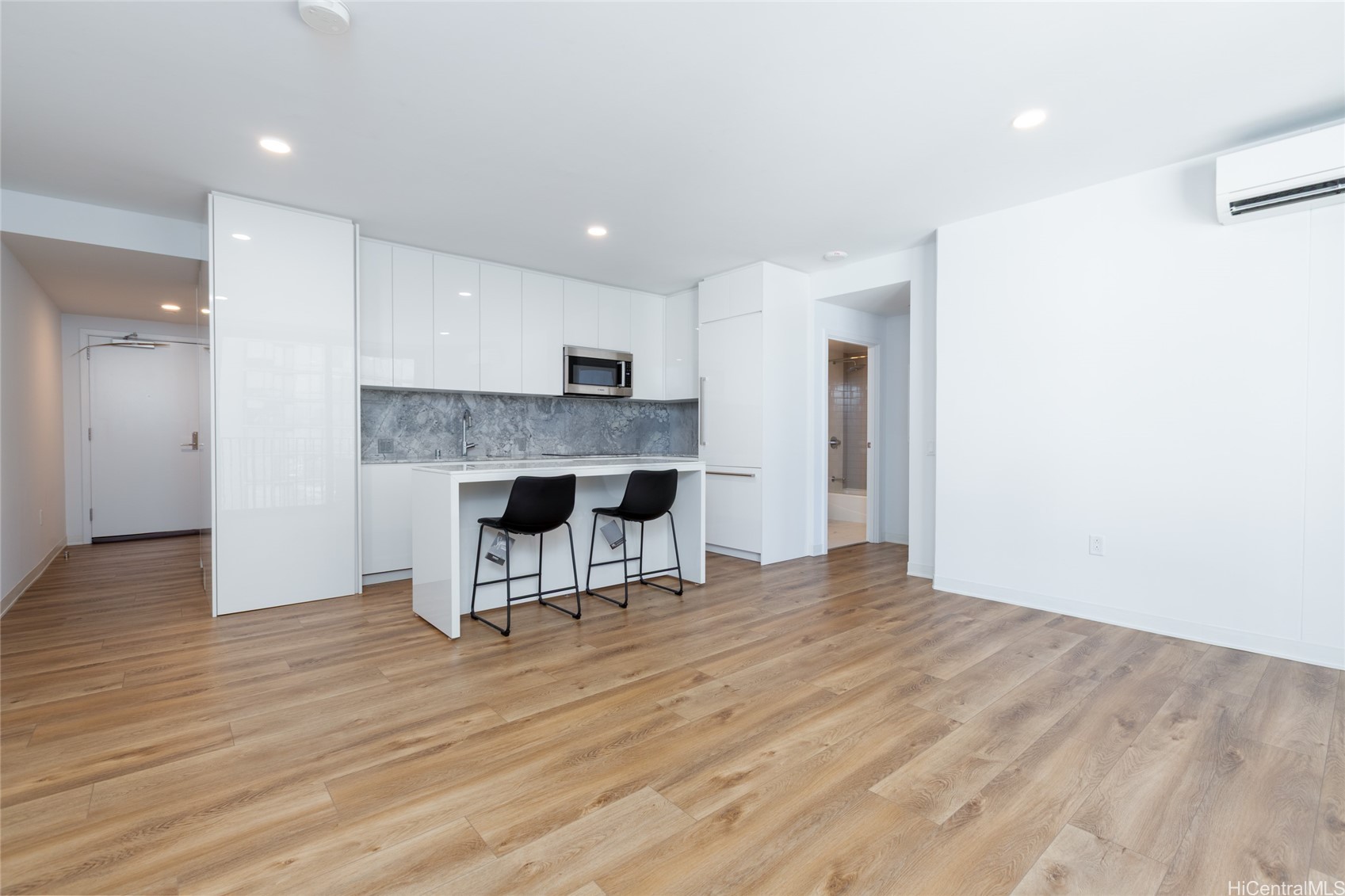 987 Queen Street 1512