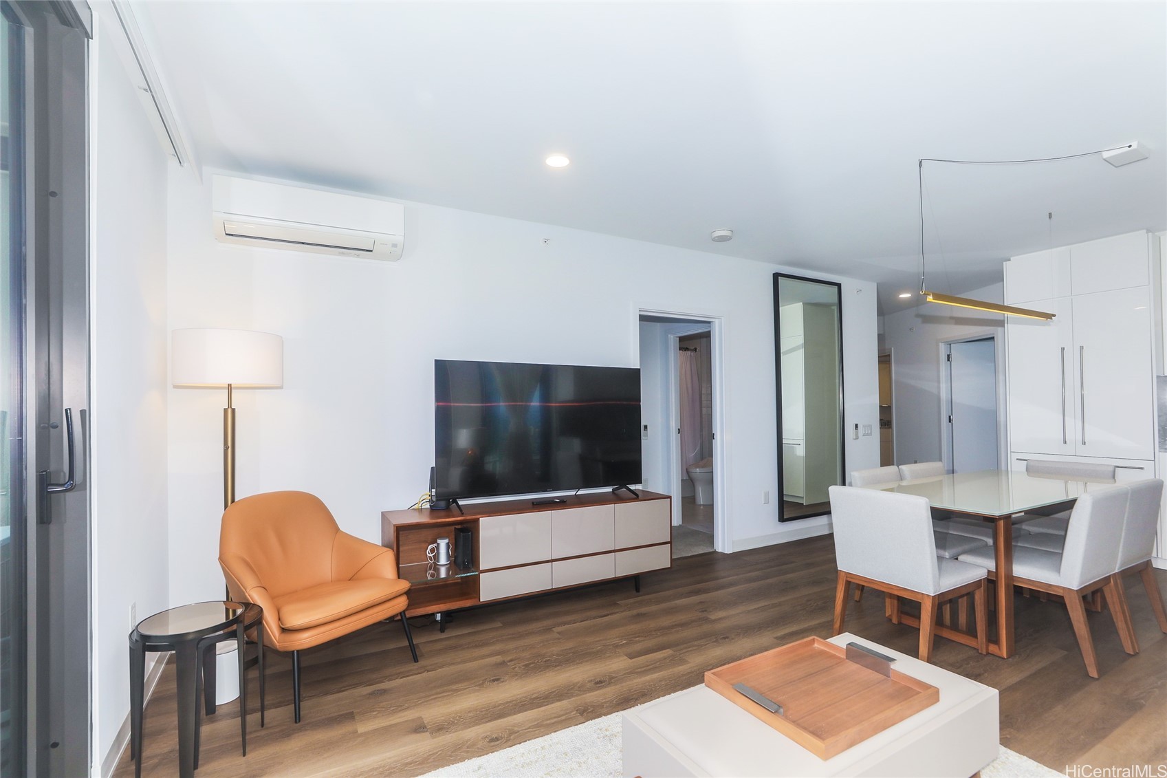 987 Queen Street 2102