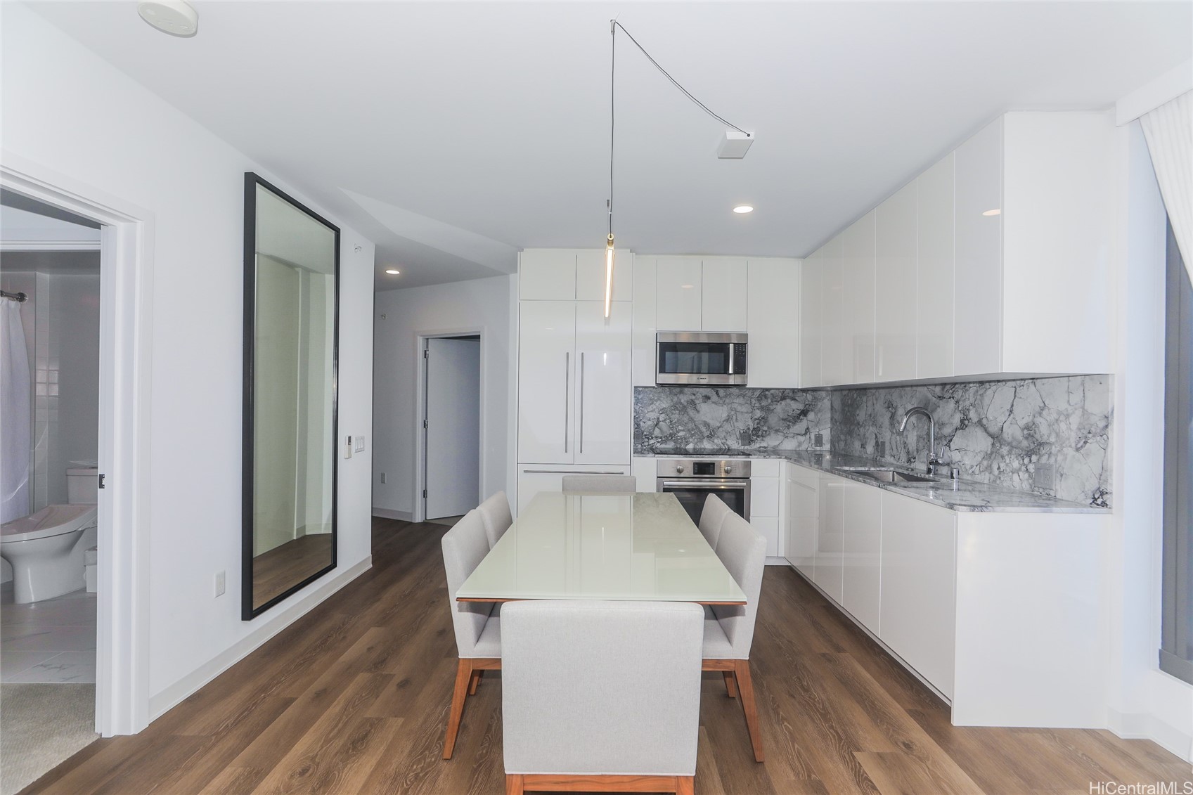 987 Queen Street 2102