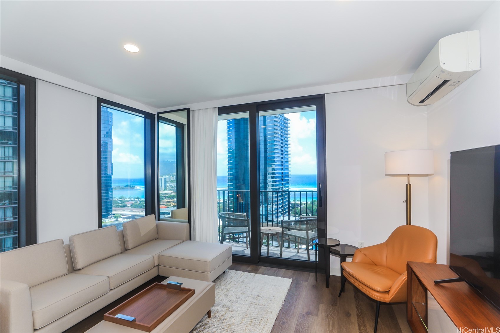 987 Queen Street 2102