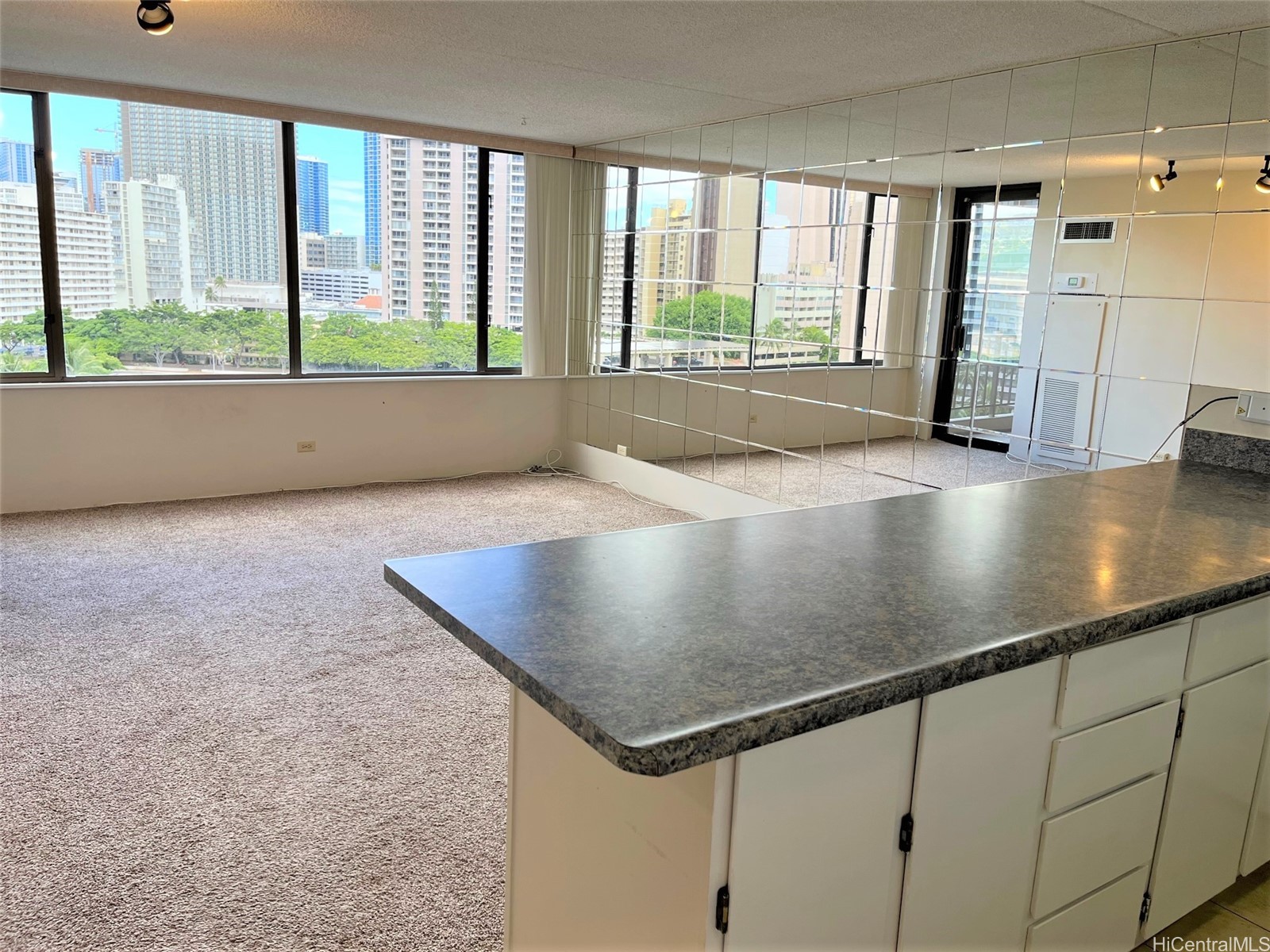 411 Hobron Lane 1012