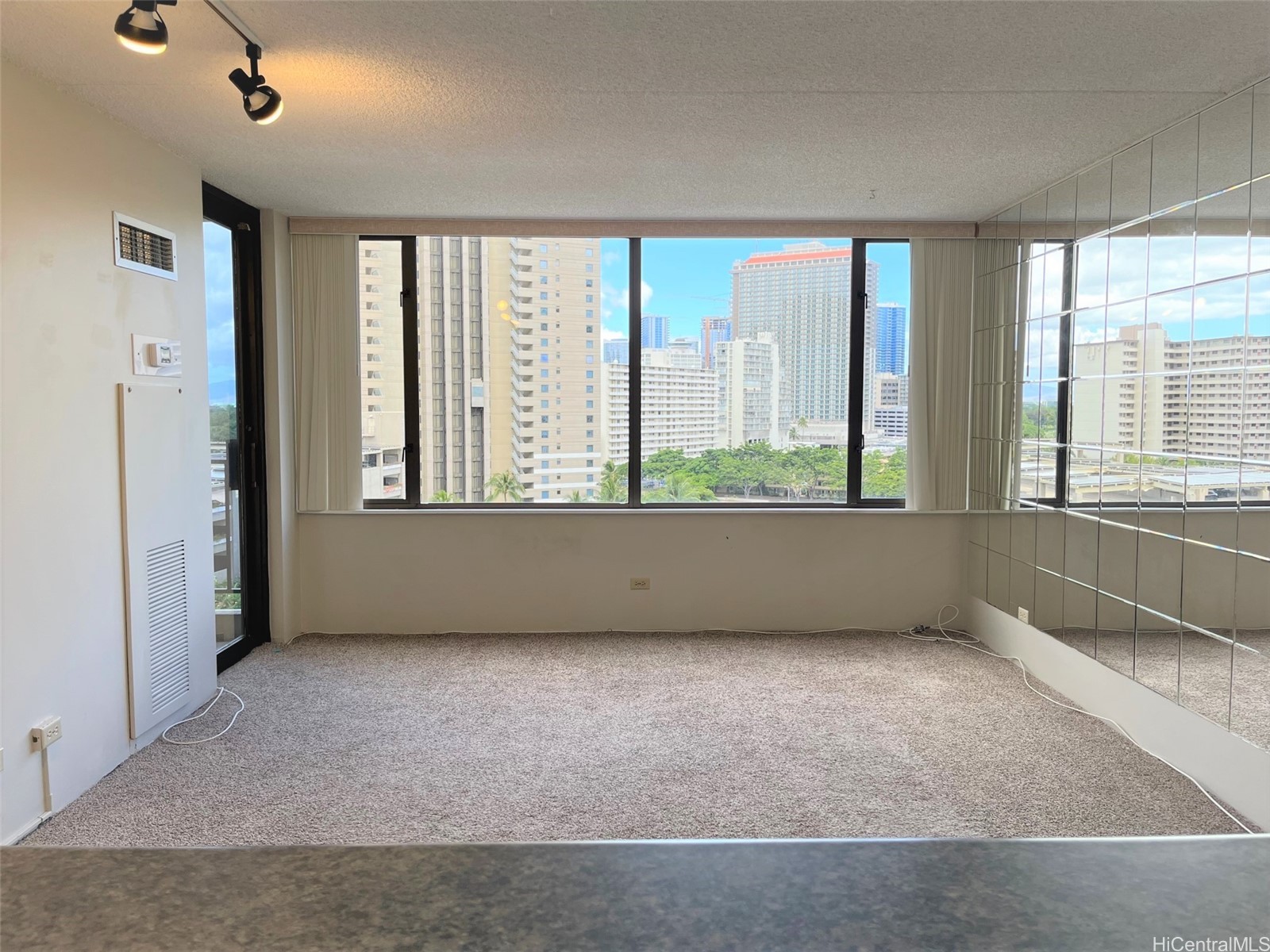 411 Hobron Lane 1012