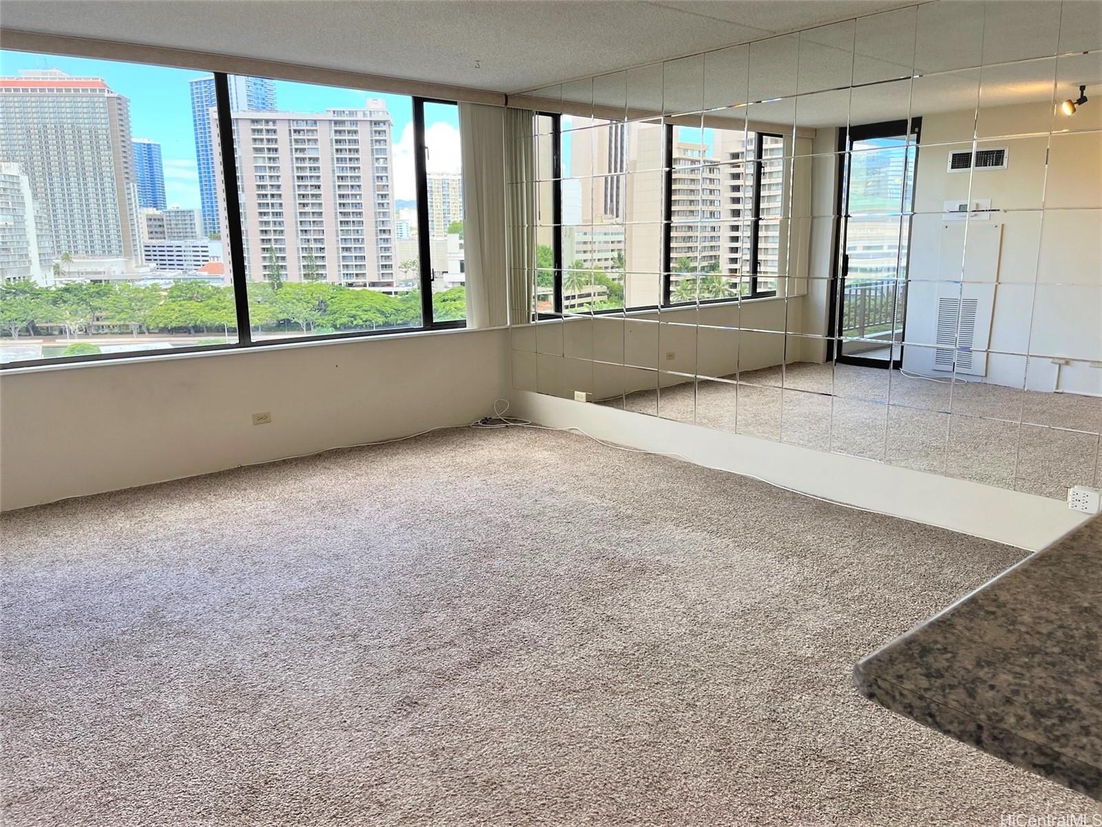 411 Hobron Lane 1012