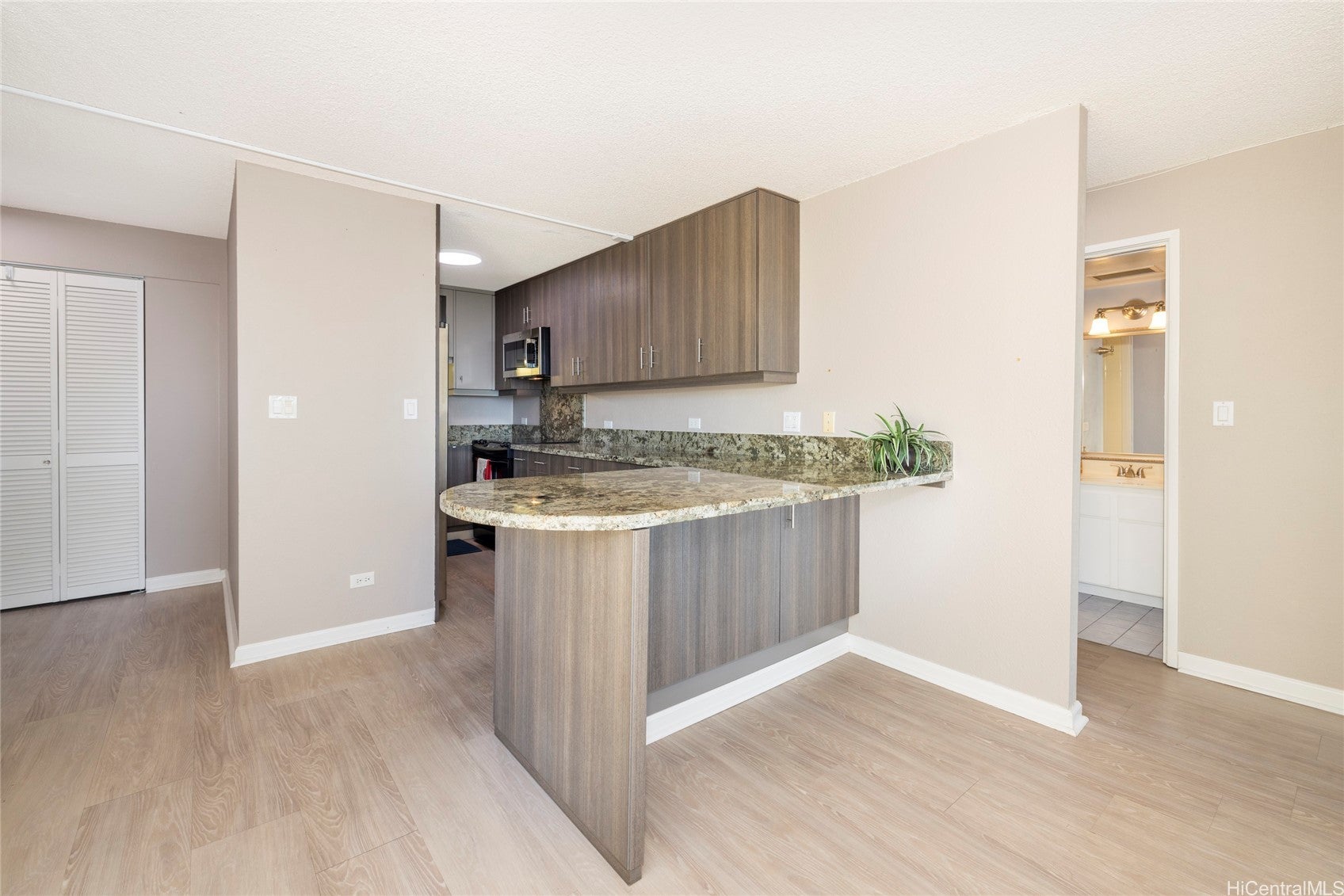 1054 Green Street 808