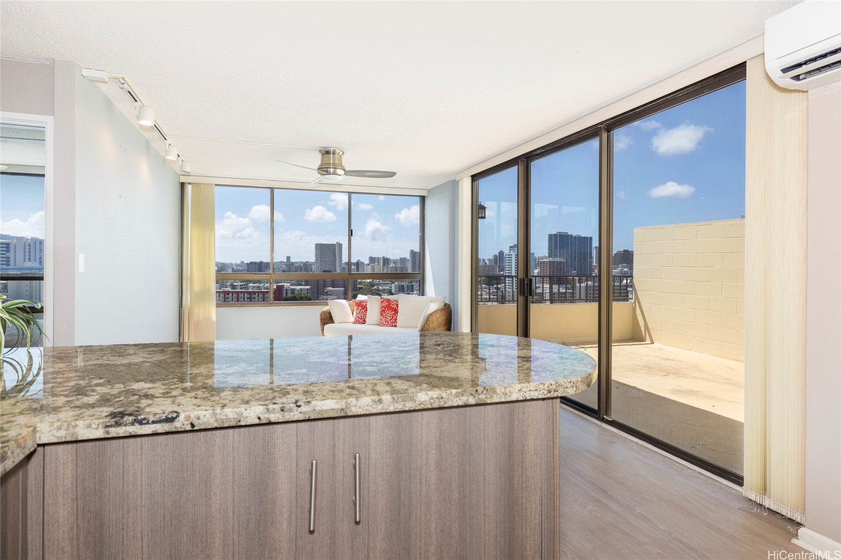 1054 Green Street 808