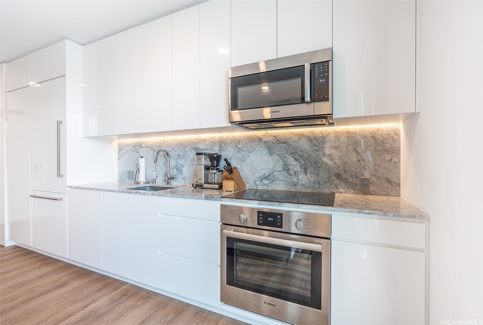 987 Queen Street 1303