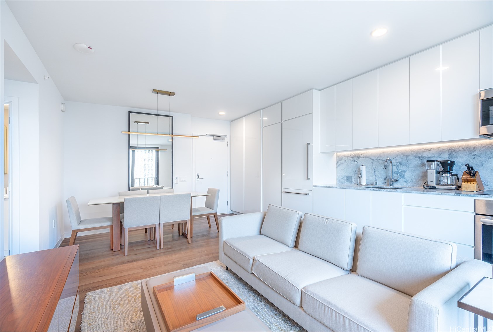 987 Queen Street 1303