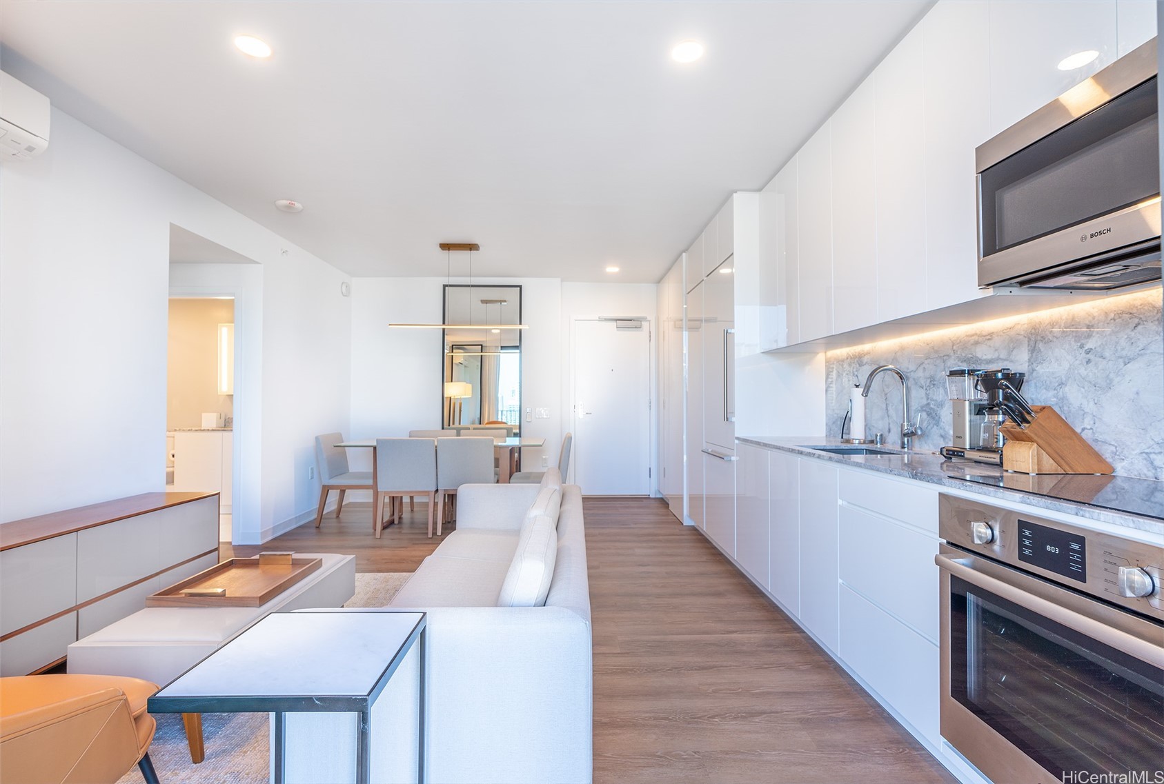 987 Queen Street 1303