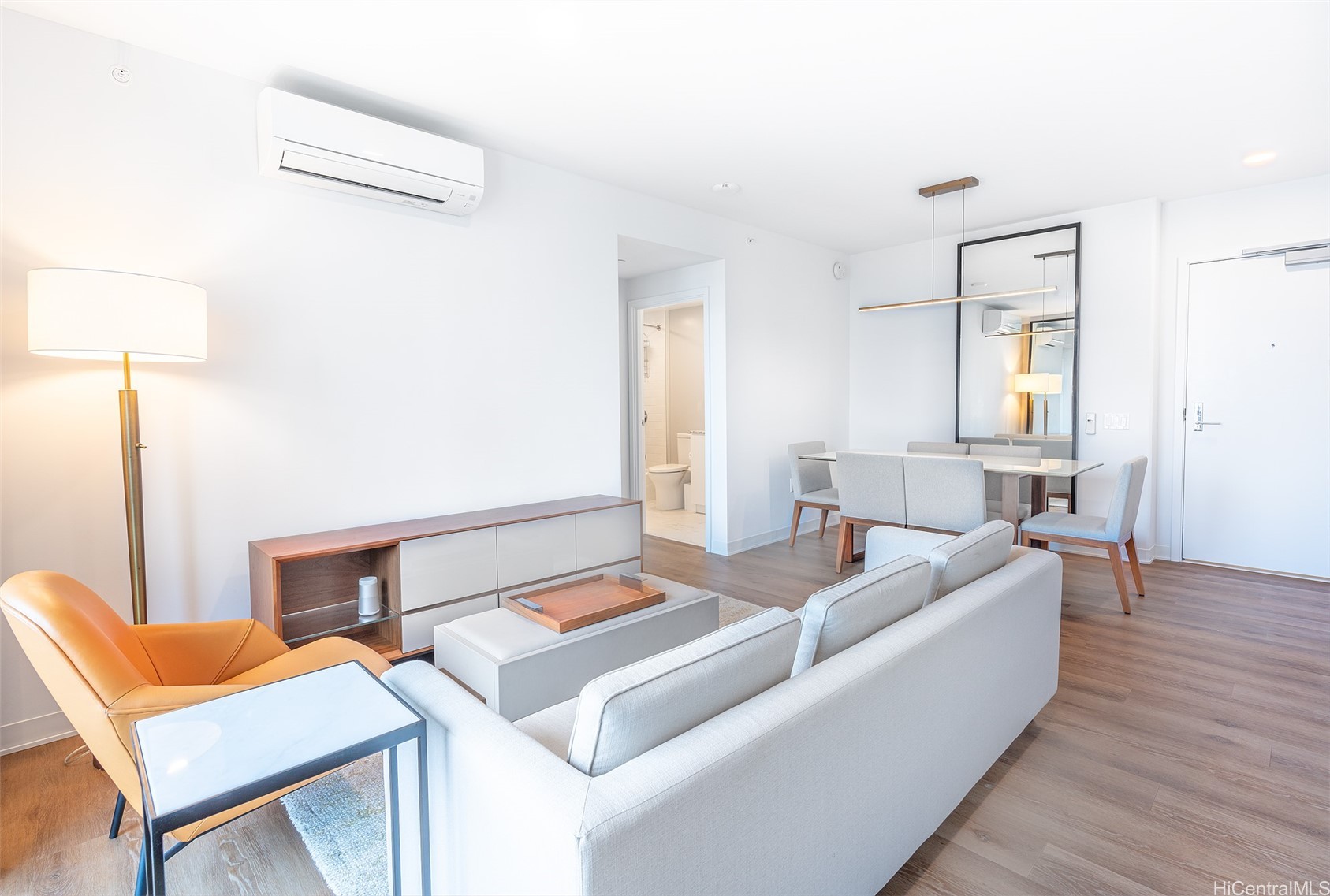 987 Queen Street 1303