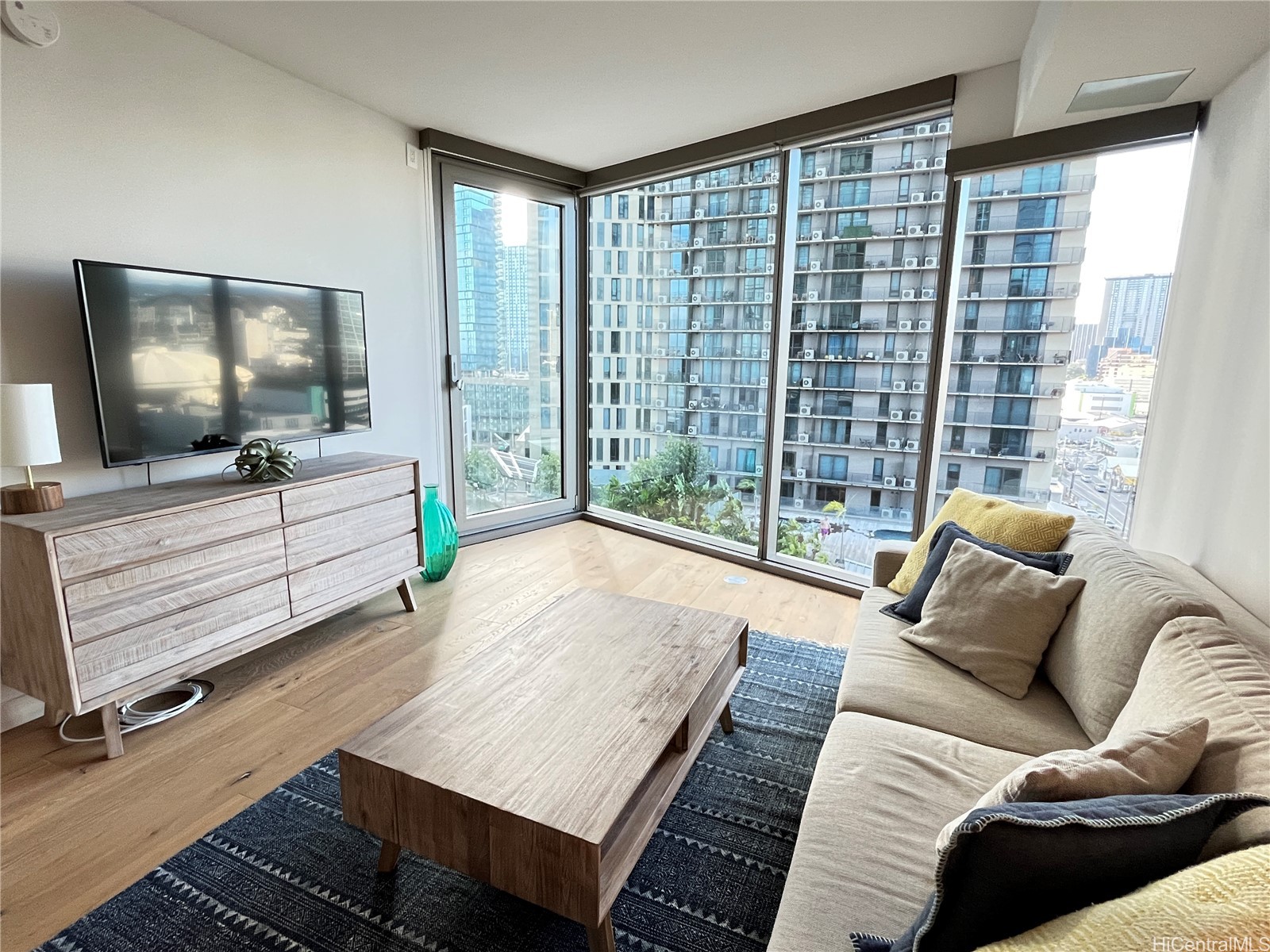 1001 queen Streets 1007