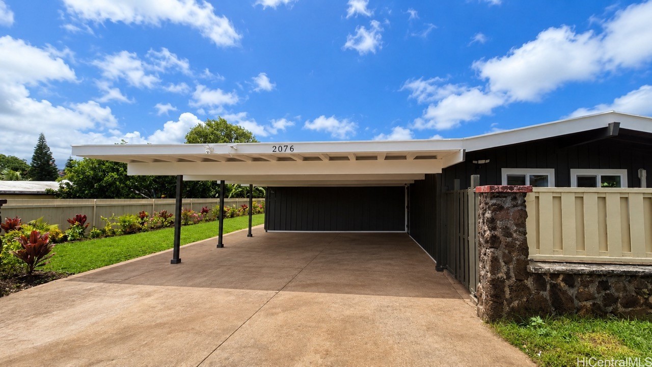 2076 Aaniu Loop