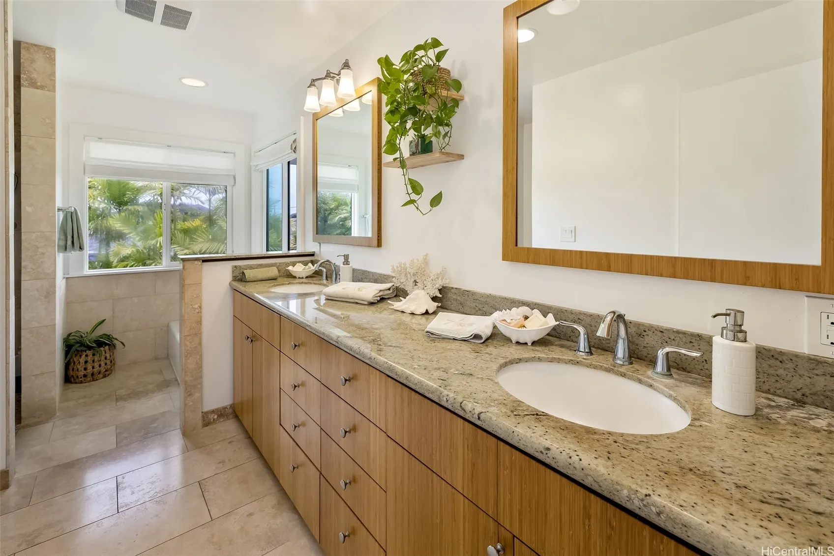 Kailua, Hawaii 96734, United States, 5 Bedrooms Bedrooms, ,4 BathroomsBathrooms,Residential,Pending,139395