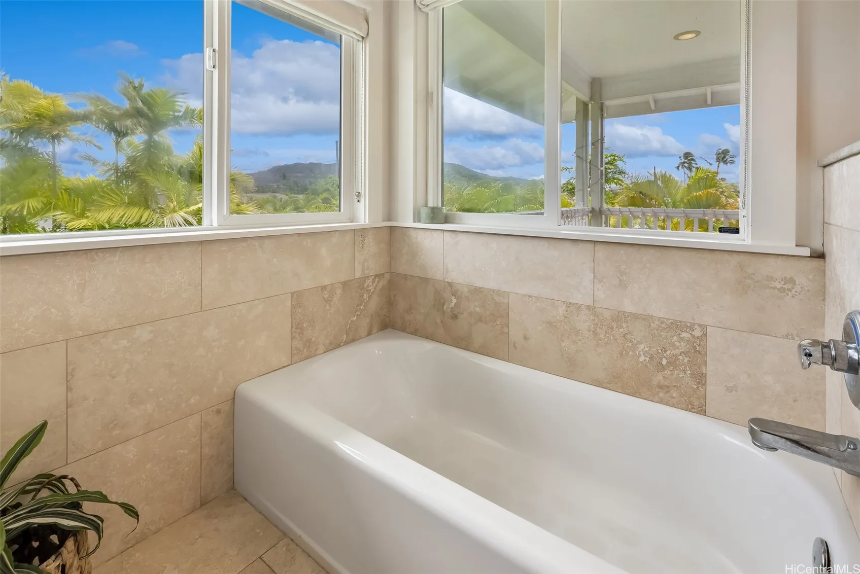 Kailua, Hawaii 96734, United States, 5 Bedrooms Bedrooms, ,4 BathroomsBathrooms,Residential,Pending,139395