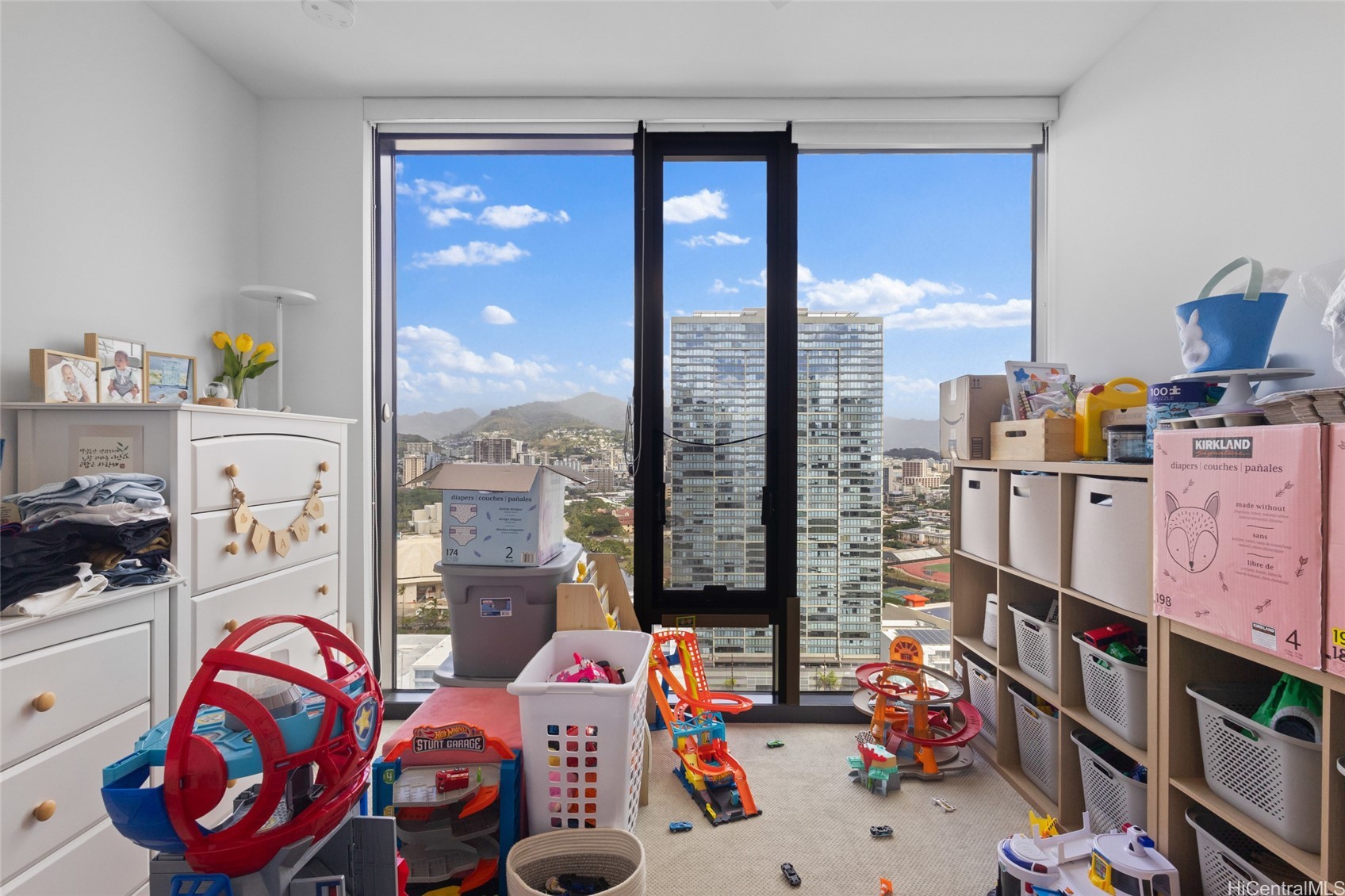 987 Queen Street 2814