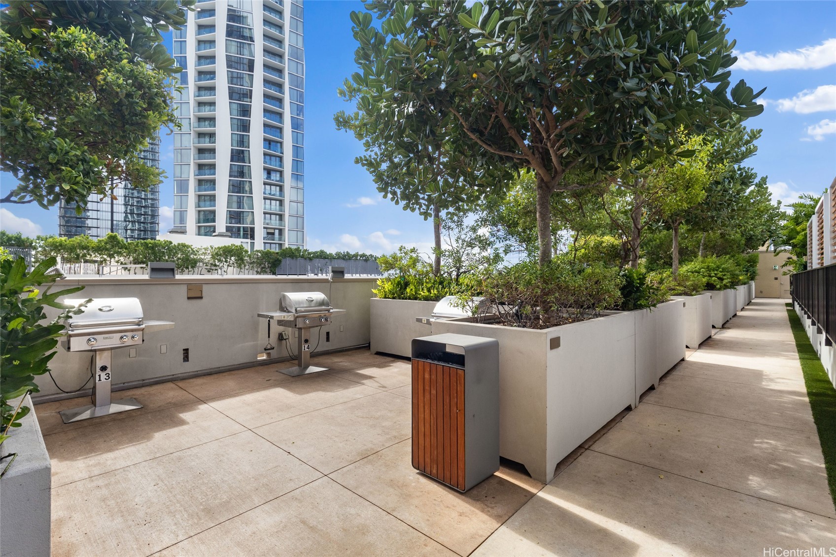 987 Queen Street 2814