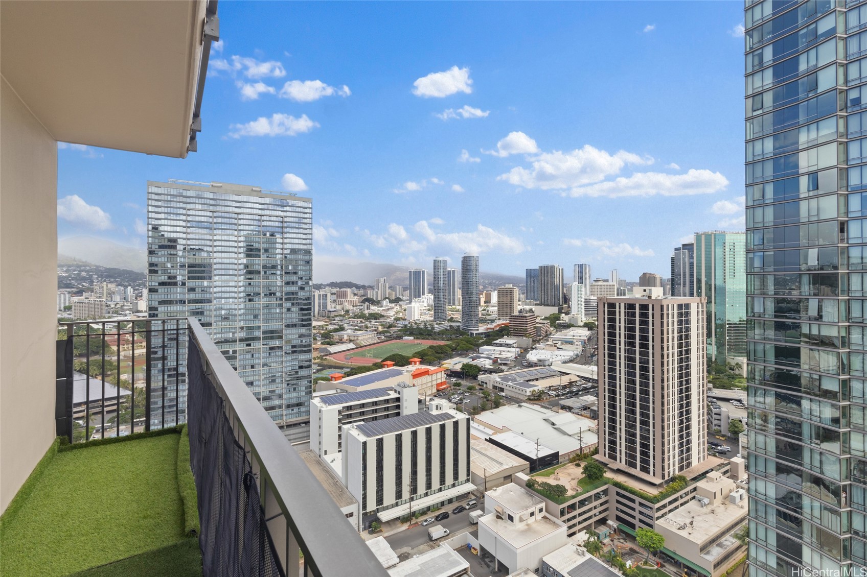 987 Queen Street 2814