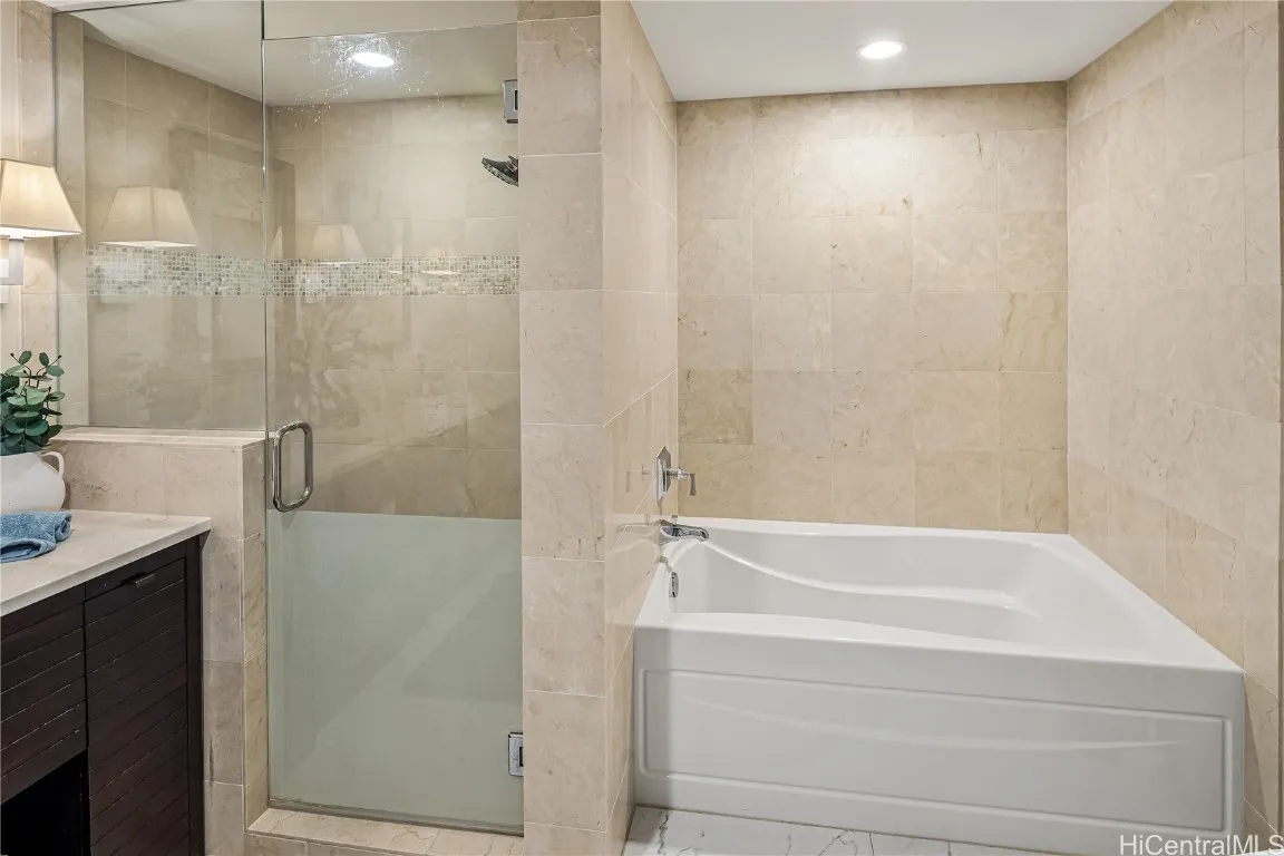 Honolulu, Hawaii 96815, United States, 2 Bedrooms Bedrooms, ,2 BathroomsBathrooms,Residential,Active,94983