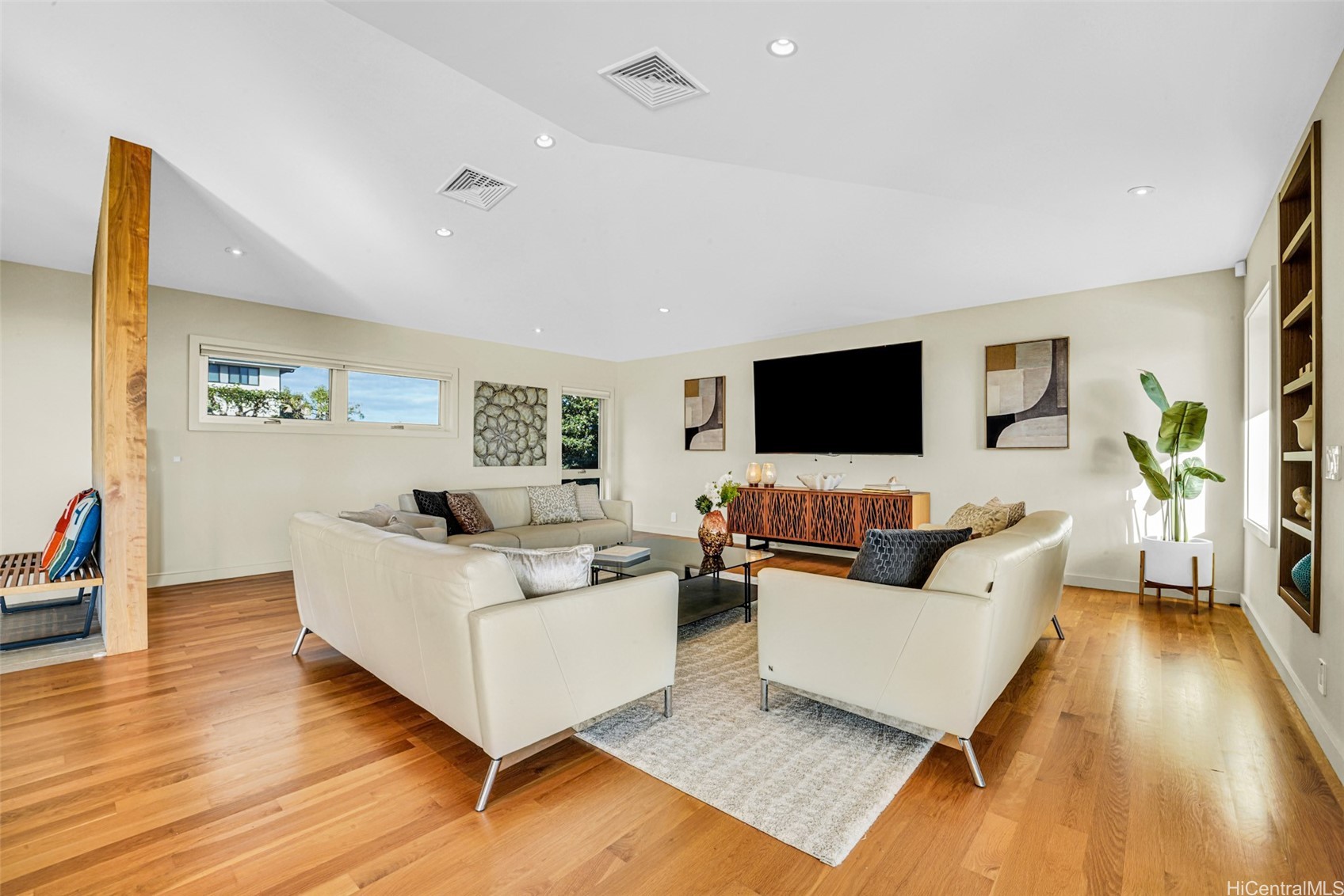878 Puuikena Drive