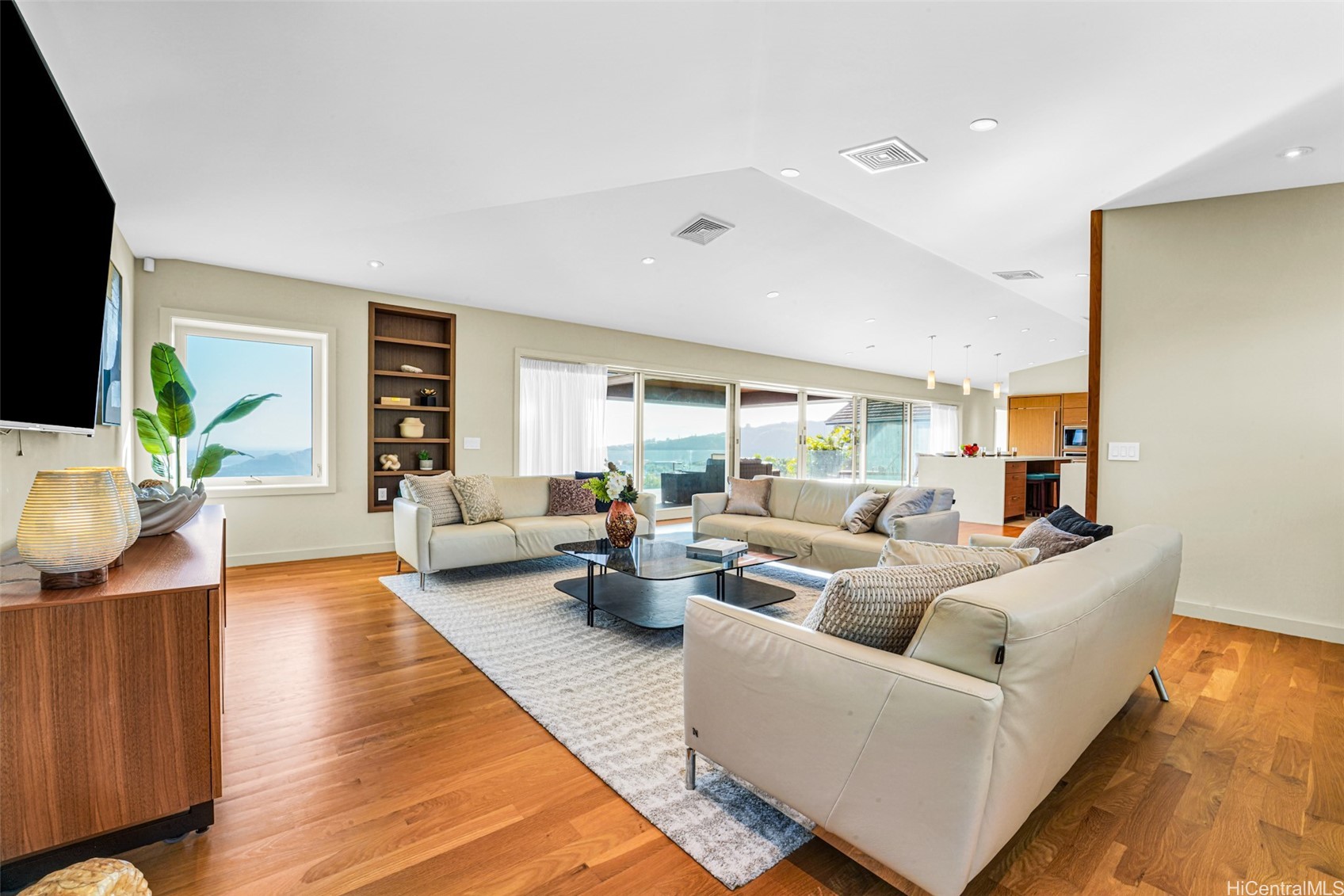 878 Puuikena Drive