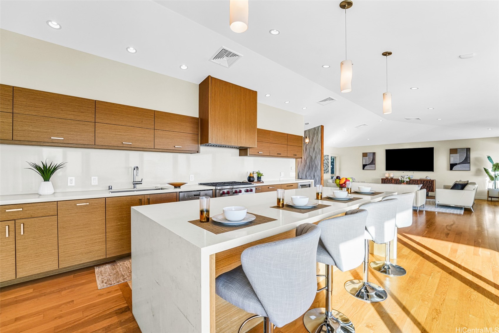 878 Puuikena Drive