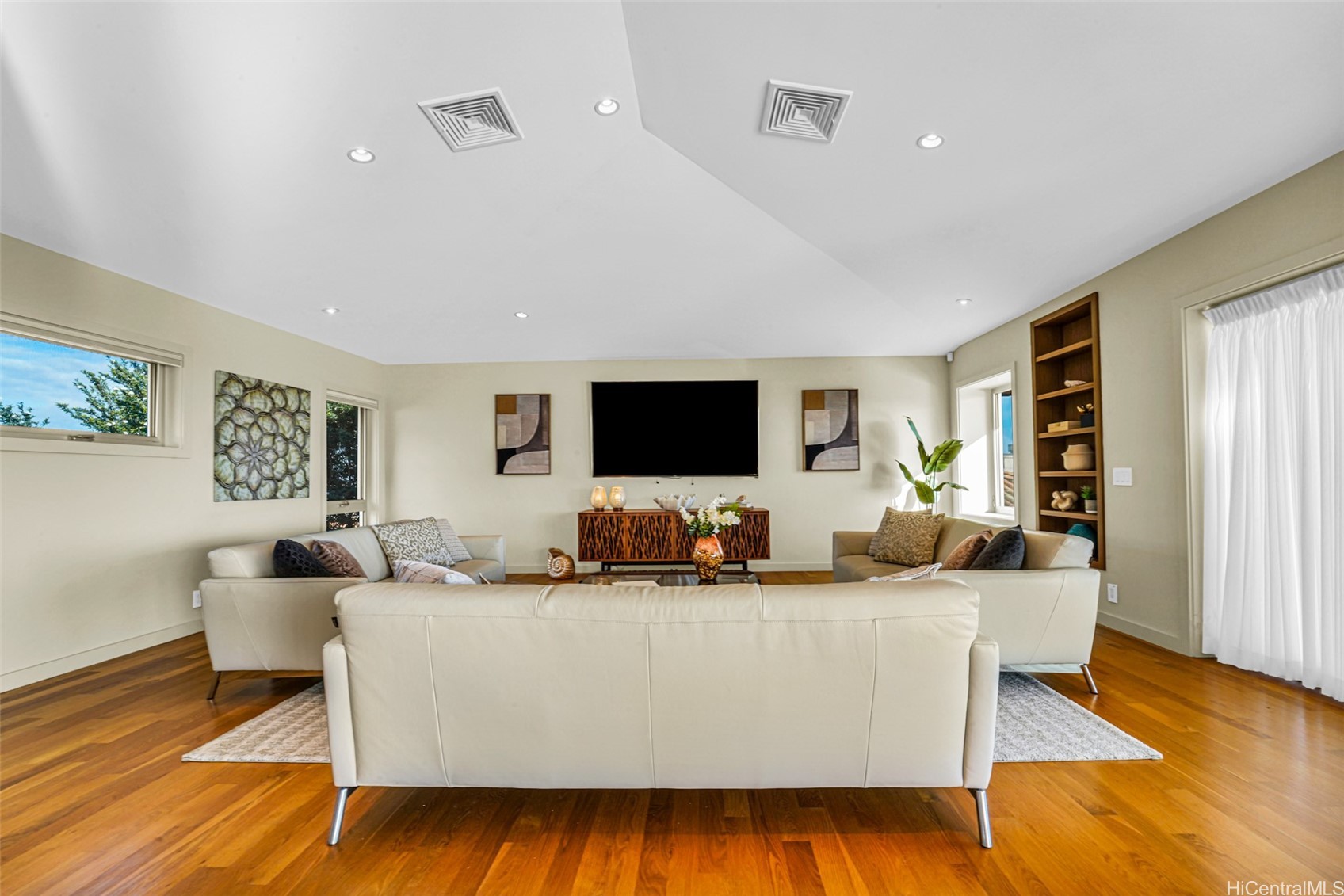 878 Puuikena Drive