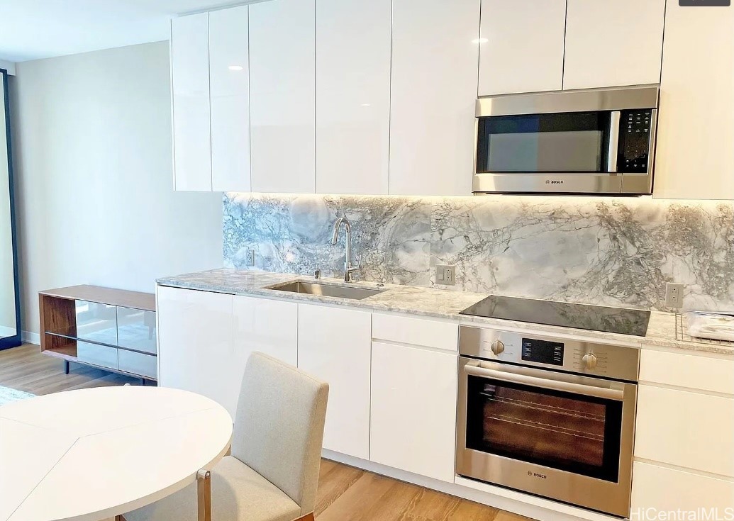 987 Queen Street 2908