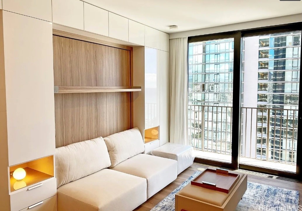 987 Queen Street 2908