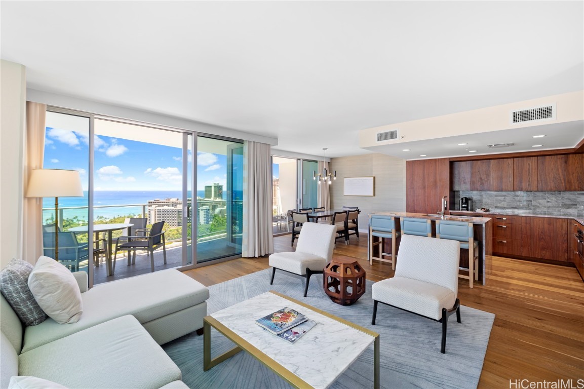 383 Kalaimoku Street E2710