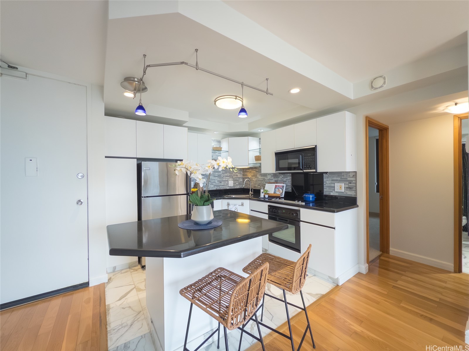 411 Hobron Lane 3814