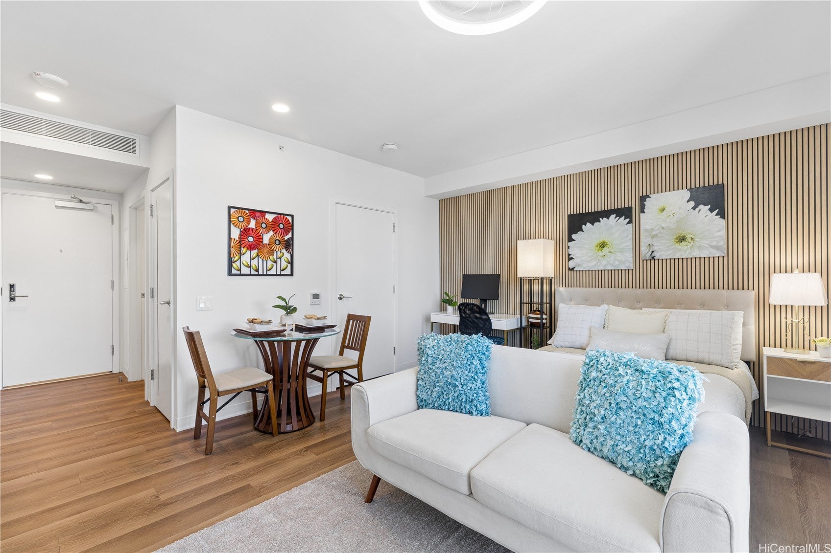 987 Queen Street 2216