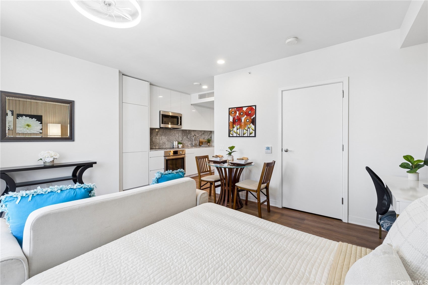 987 Queen Street 2216