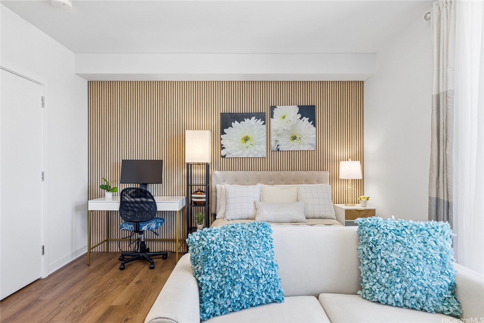 987 Queen Street 2216