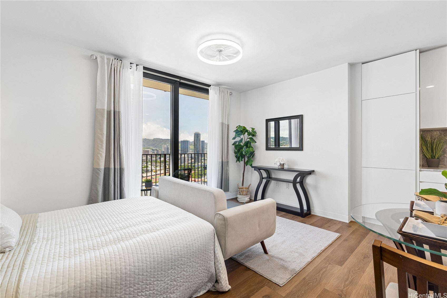987 Queen Street 2216