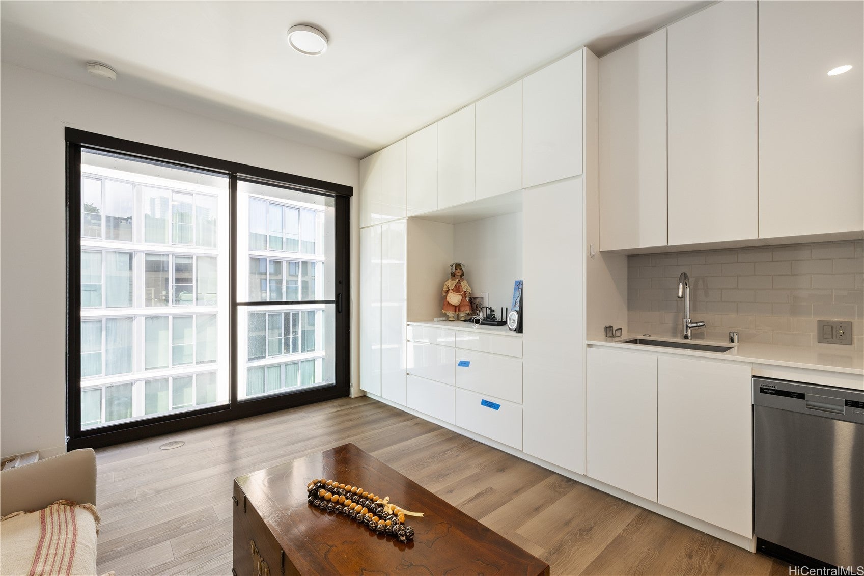 987 Queen Street 617