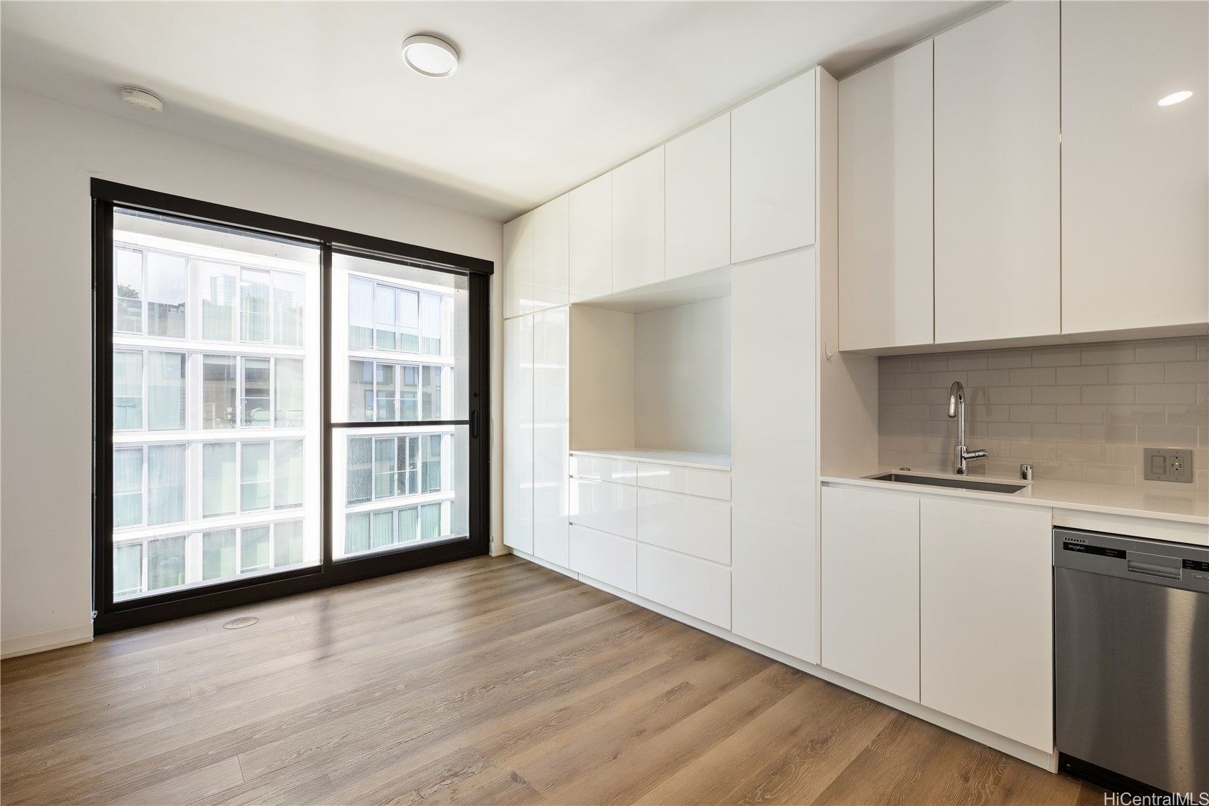 987 Queen Street 617