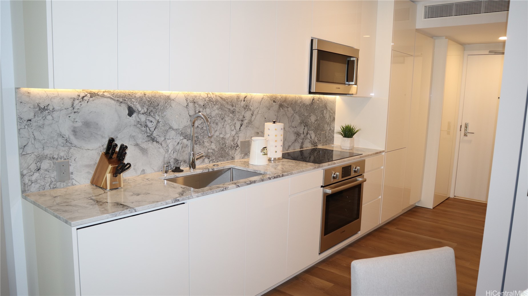 987 Queen Street 3010