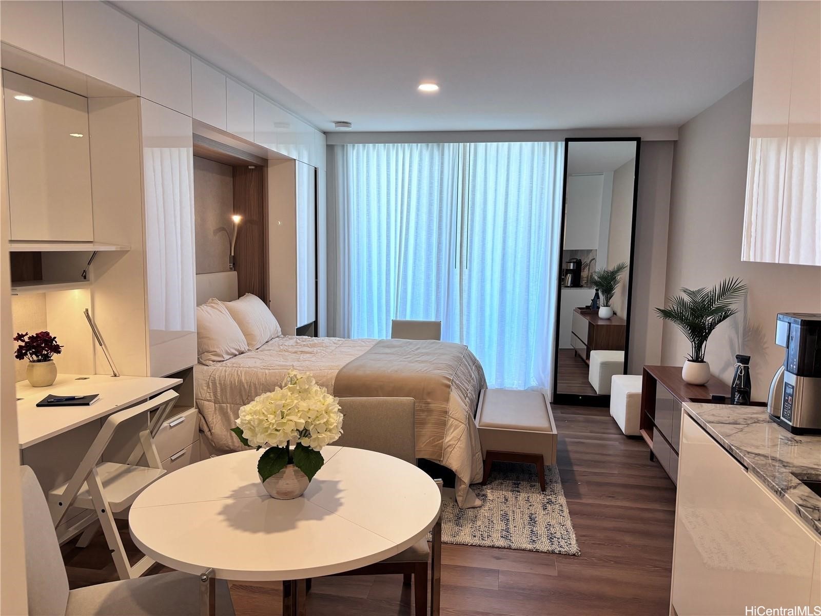 987 Queen Street 3010