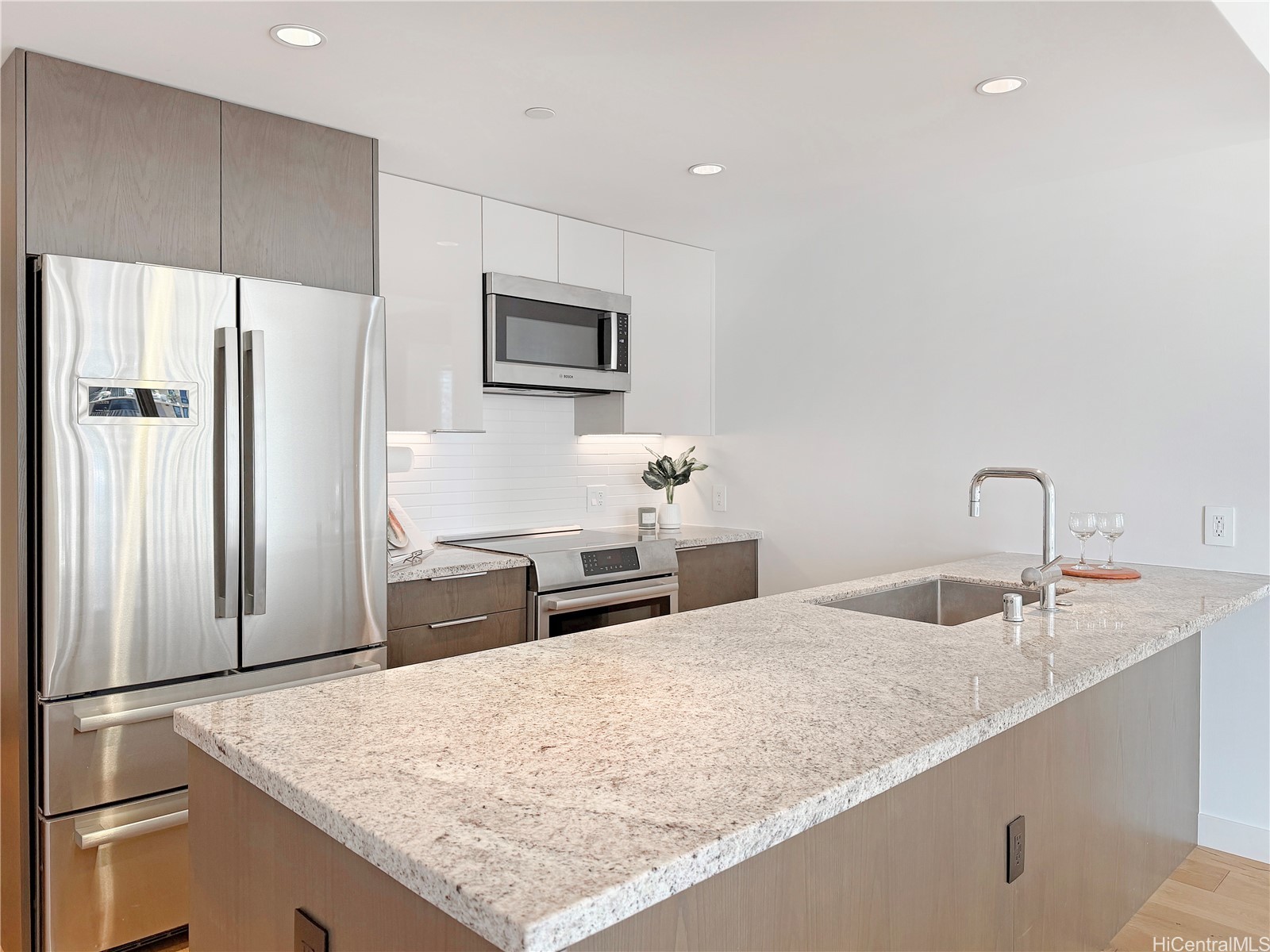 1001 Queen Street 2005