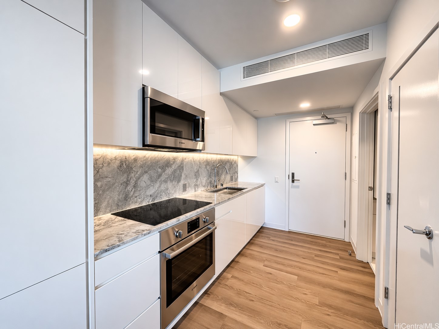 987 Queen Street 1316