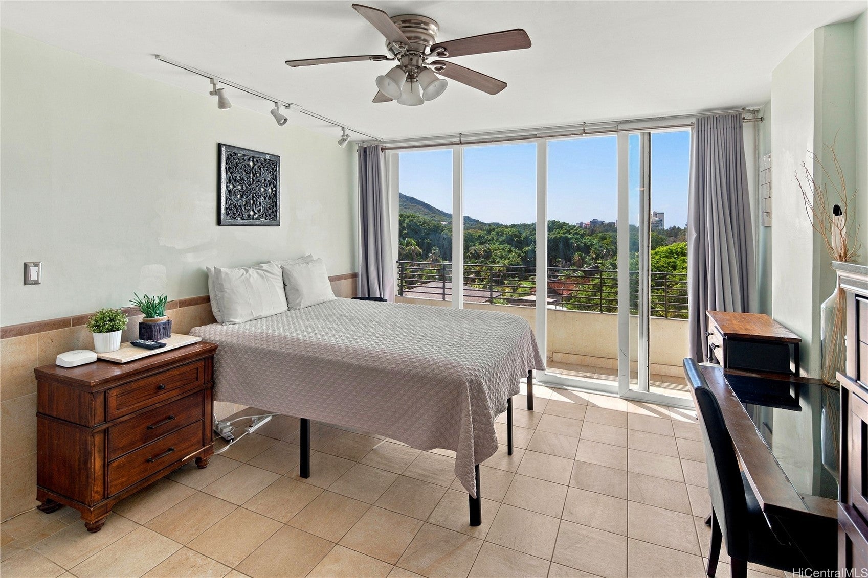 134 Kapahulu Avenue 709