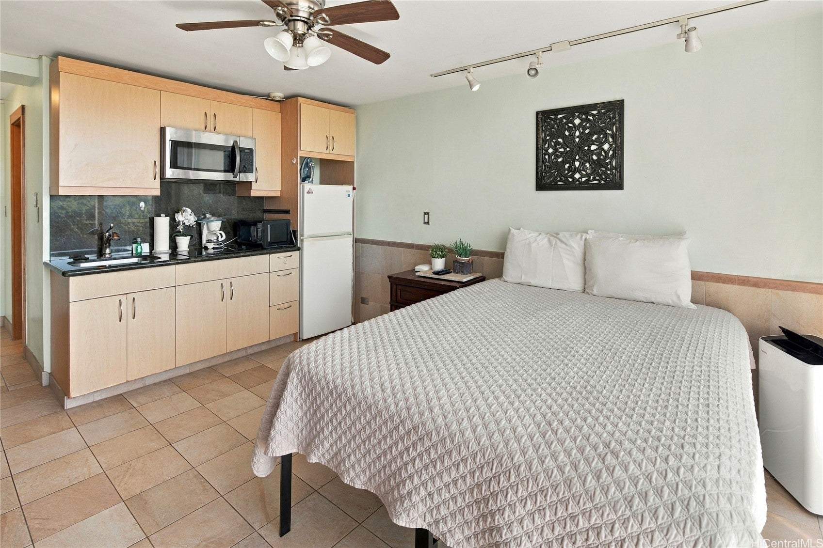 134 Kapahulu Avenue 709