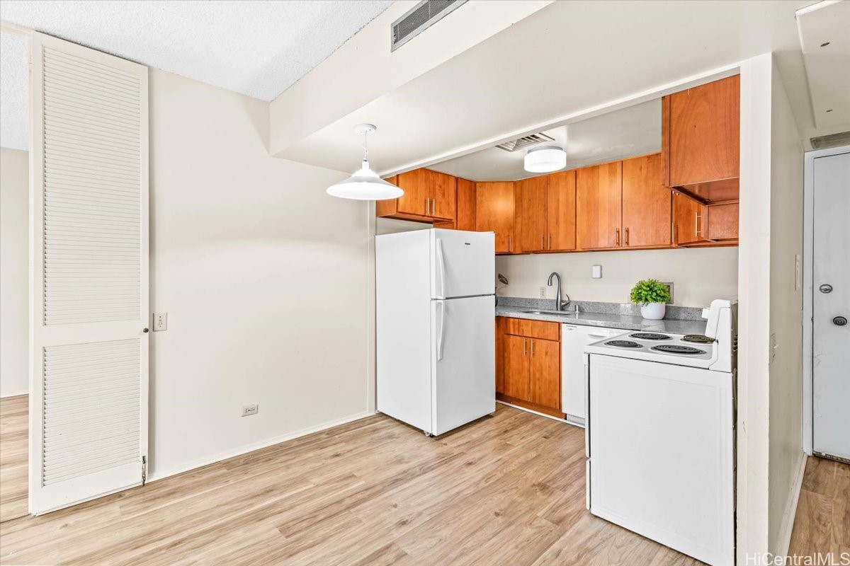 225 Queen Street 11E