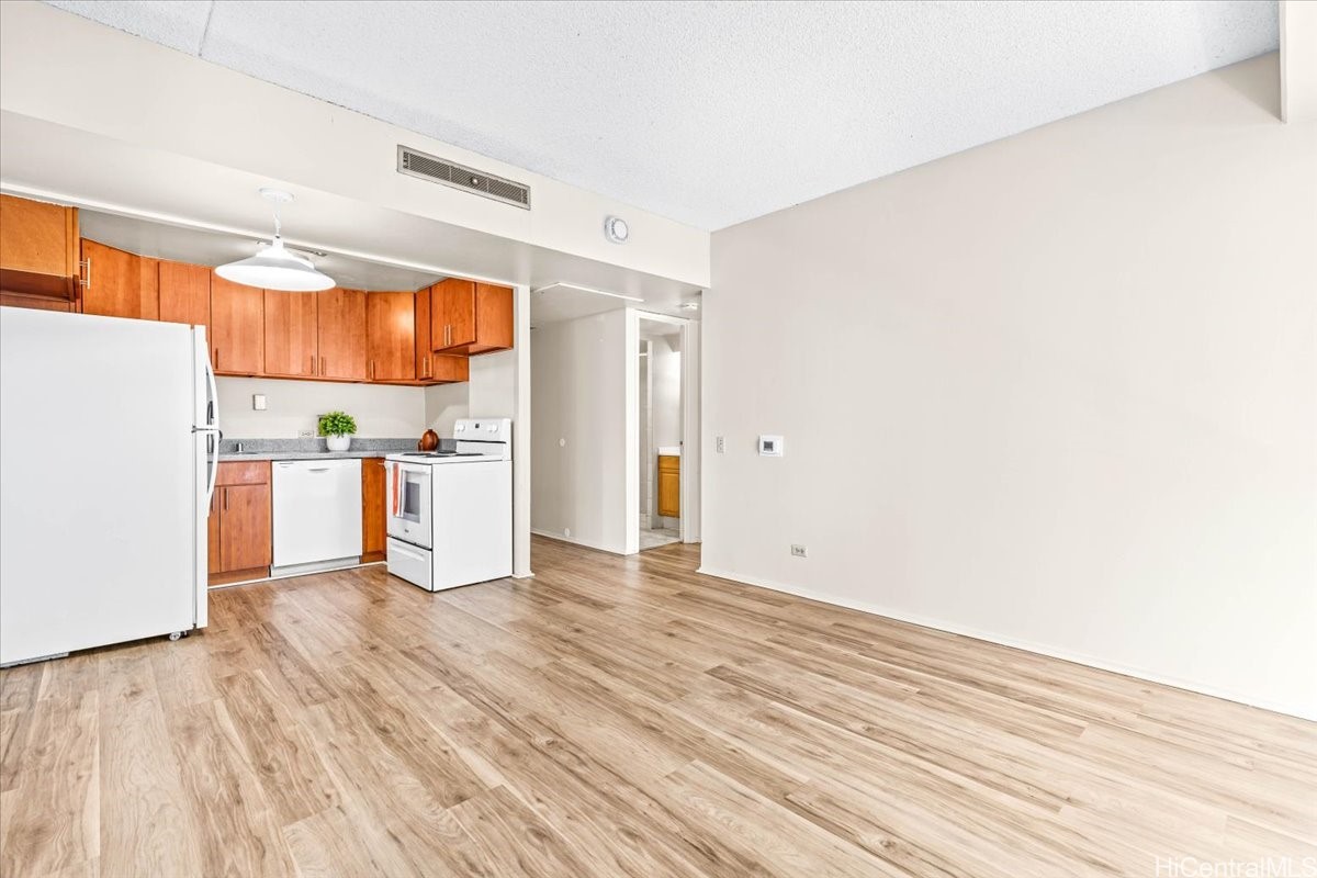 225 Queen Street 11E