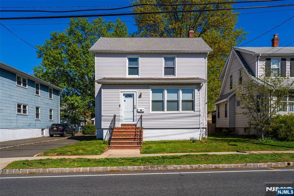 135 Burnett Avenue, Maplewood, New Jersey - 3 Bedrooms  
2 Bathrooms  
7 Rooms - 