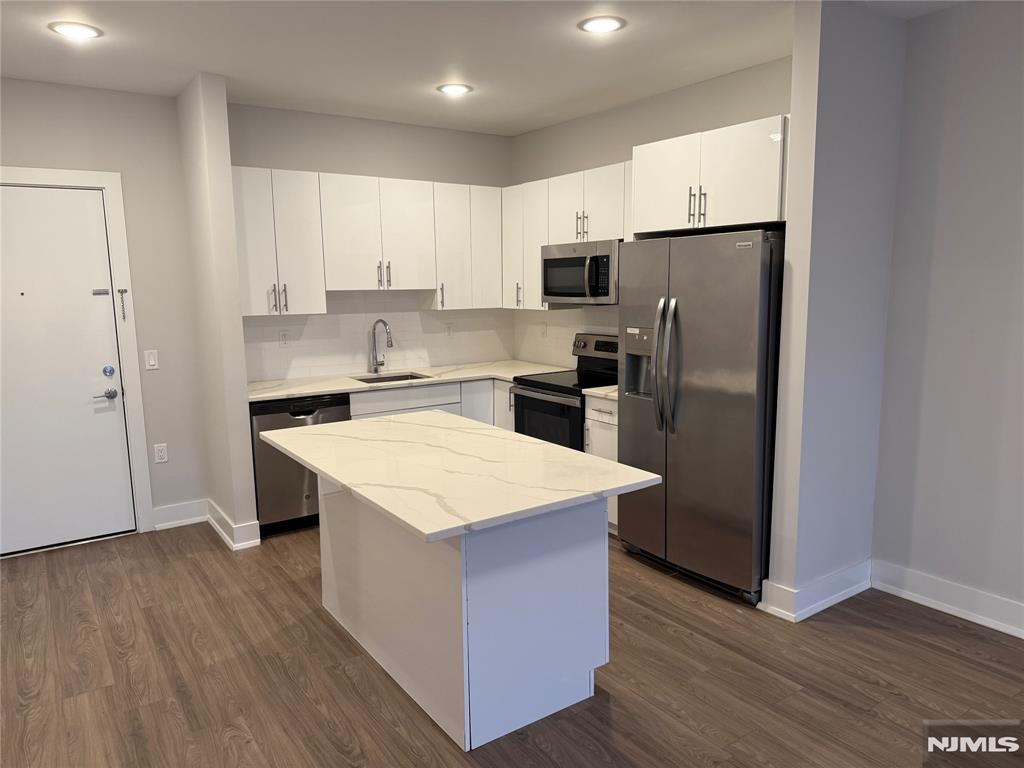 Rental Property at 1685 Bergen Blvd 408, Fort Lee, New Jersey - Bedrooms: 1 
Bathrooms: 1 
Rooms: 4  - $2,745 MO.