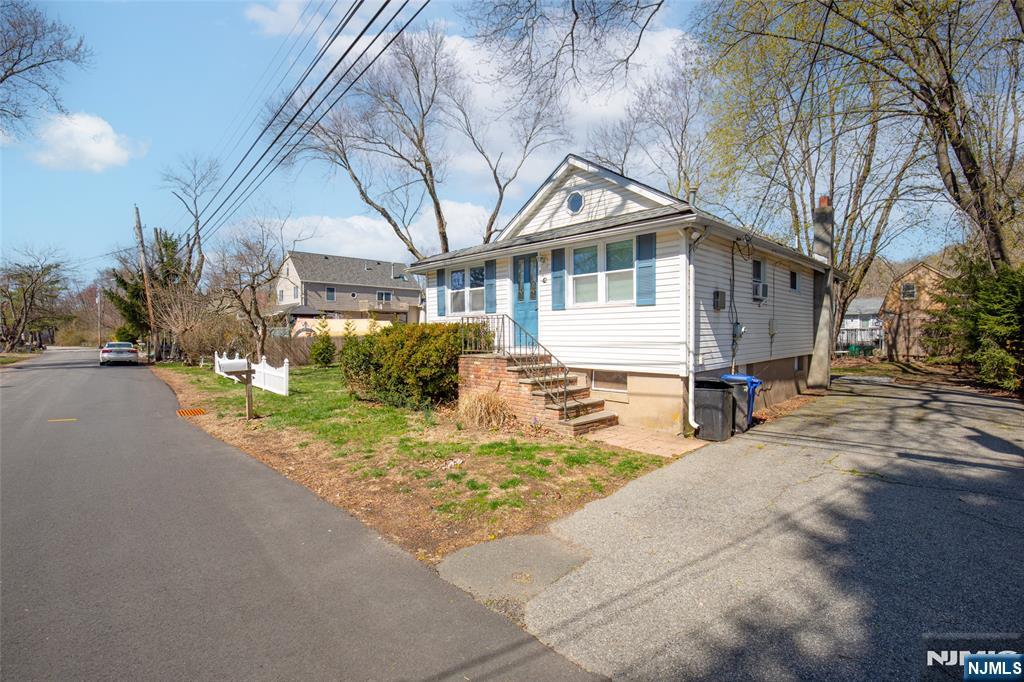 44 Lakeview Ter, Oakland, New Jersey - 2 Bedrooms  
1 Bathrooms  
5 Rooms - 
