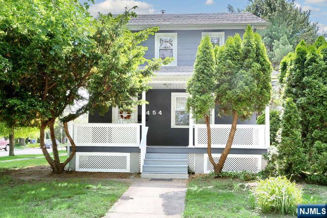 454 Tenafly Rd, Tenafly, New Jersey - 3 Bedrooms  
3 Bathrooms  
7 Rooms - 